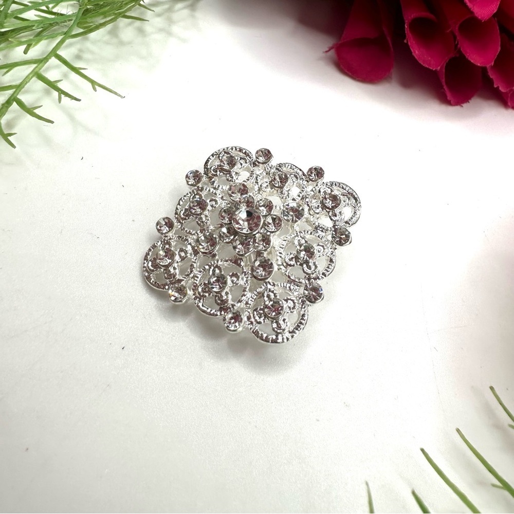NEW⚜️Classic Ornate Crystal Embellished Brooch - Picture 3 of 5